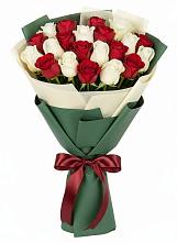 Букет Микс из красных и белых роз в Октябрьский Тульская область