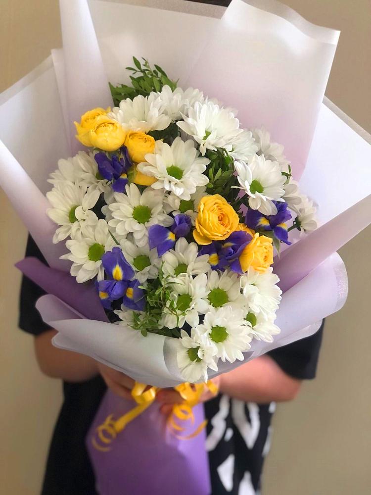 Букет цветов из: Ирисы, Хризантемы и Розы в Октябрьский Тульская область