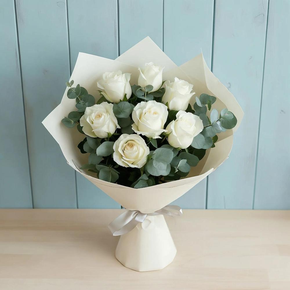 Букет Белые розы в Эвкалипте в Октябрьский Тульская область