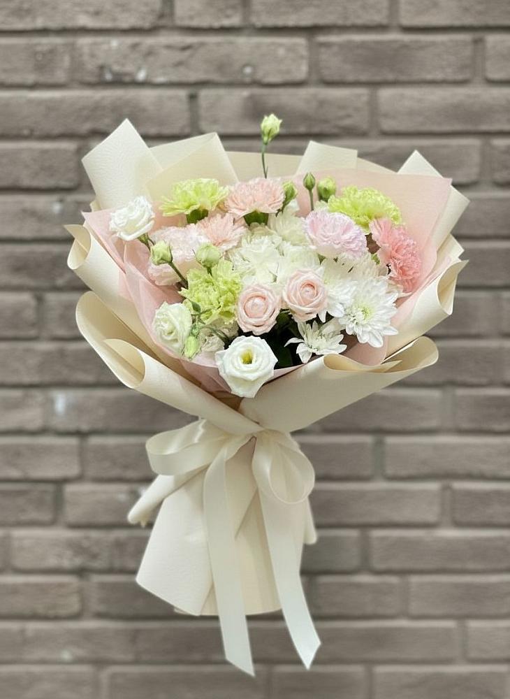 Букет цветов из: Гвоздики, Розы, Лизиантусы и Хризантемы в Октябрьский Тульская область