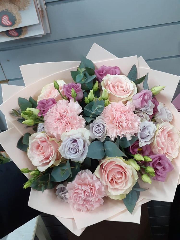 Букет цветов из: Розы, Гвоздики и Лизиантусы в Октябрьский Тульская область